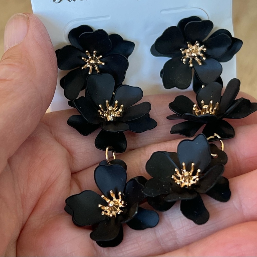 Black flower drop earrings pierced metal alloy gold - Picture 4 of 7